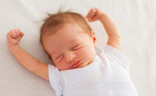 Hiện tượng trẻ sơ sinh ngủ hay vặn mình