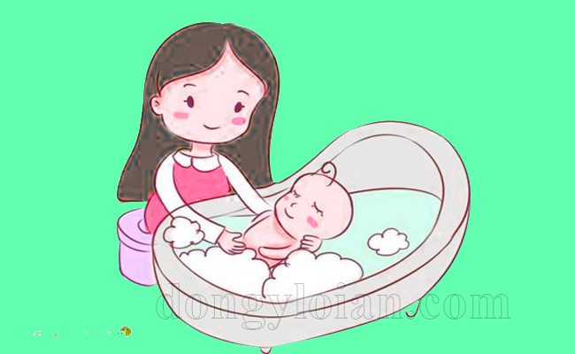 Tắm cho bé bị chàm sữa một cách khéo léo