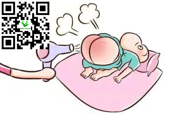 Dùng quạt thổi hong khô các vị trí nhạy cảm dễ hăm da cho bé