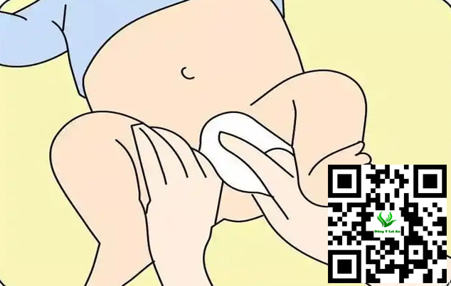 Vệ sinh cơ thể và tắm cho bé