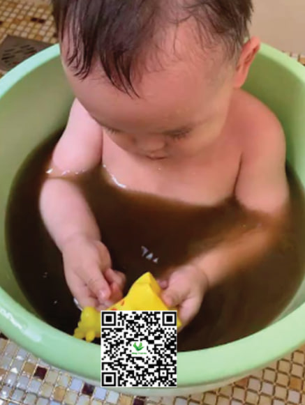 Bé bị hăm rửa bằng nước khổ qua