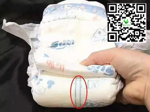 Kiểm tra tã và thay tã thường xuyên cho bé tránh bị hăm bướm