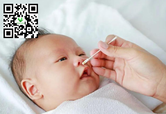 Vệ sinh mũi bé thường xuyên