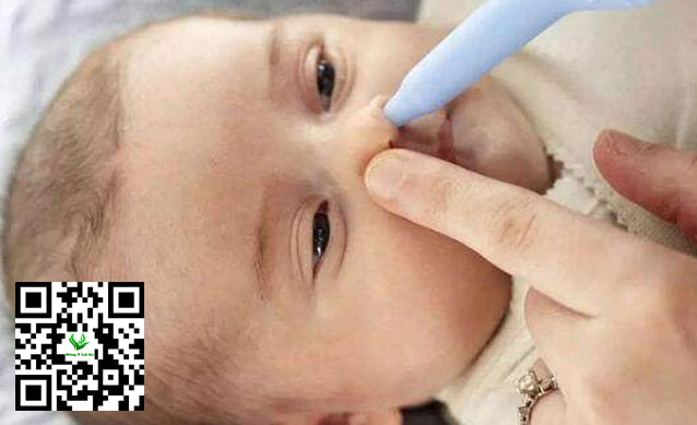 Vệ sinh mũi hút mũi cho trẻ